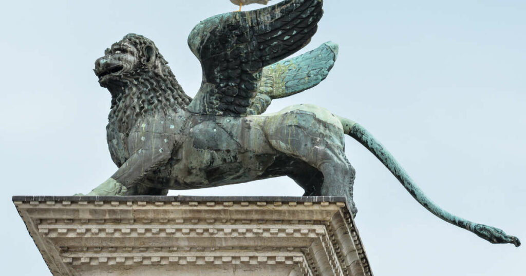 Venise : le célèbre lion ailé de la place Saint-Marc est-il “made in China” ?