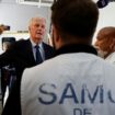 Le Premier ministre Michel Barnier (G) rencontre des agents du Samu à l'hôpital Necker, le 7 septembre 2024 à Paris