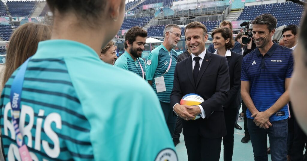 Le président Emmanuel Macron avec le patron du comité des Jeux de Tony Estanguet à Paris, le 24 juillet 2024, à quelques jours du coup d'envoi des JO