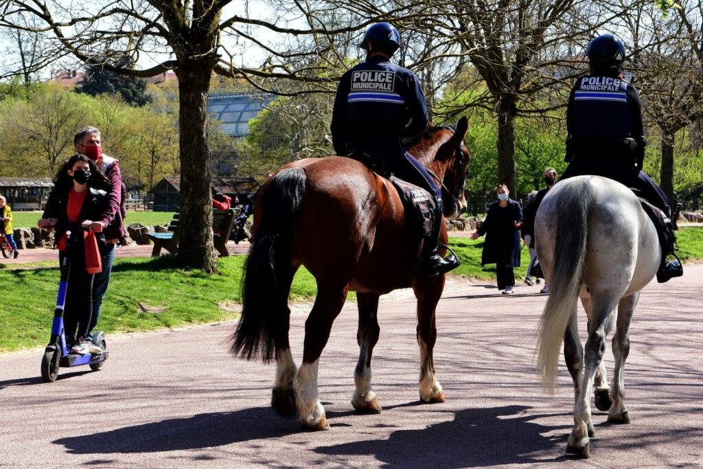 La police à cheval est encore très utile, voici pourquoi