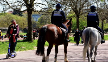 La police à cheval est encore très utile, voici pourquoi