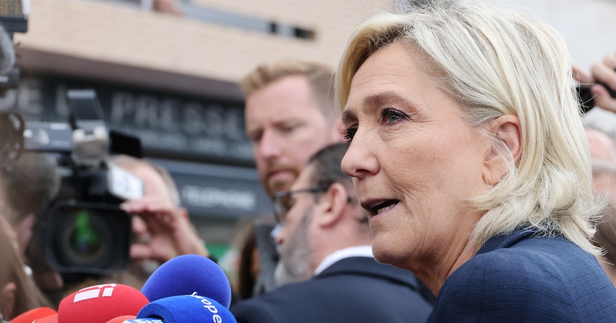 La cheffe de file des députés RN Marine Le Pen répond aux journalistes, lors de sa rentrée politique dans son fief à Hénin-Beaumont, le 8 septembre 2024 dans le Pas-de-Calais