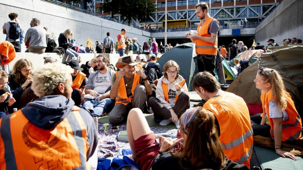 Aux Pays-Bas, des militants écologistes d'Extinction Rebellion ferment l'autoroute menant à La Haye, pour protester contre des subventions aux énergies fossiles