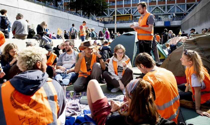 Aux Pays-Bas, des militants écologistes d'Extinction Rebellion ferment l'autoroute menant à La Haye, pour protester contre des subventions aux énergies fossiles