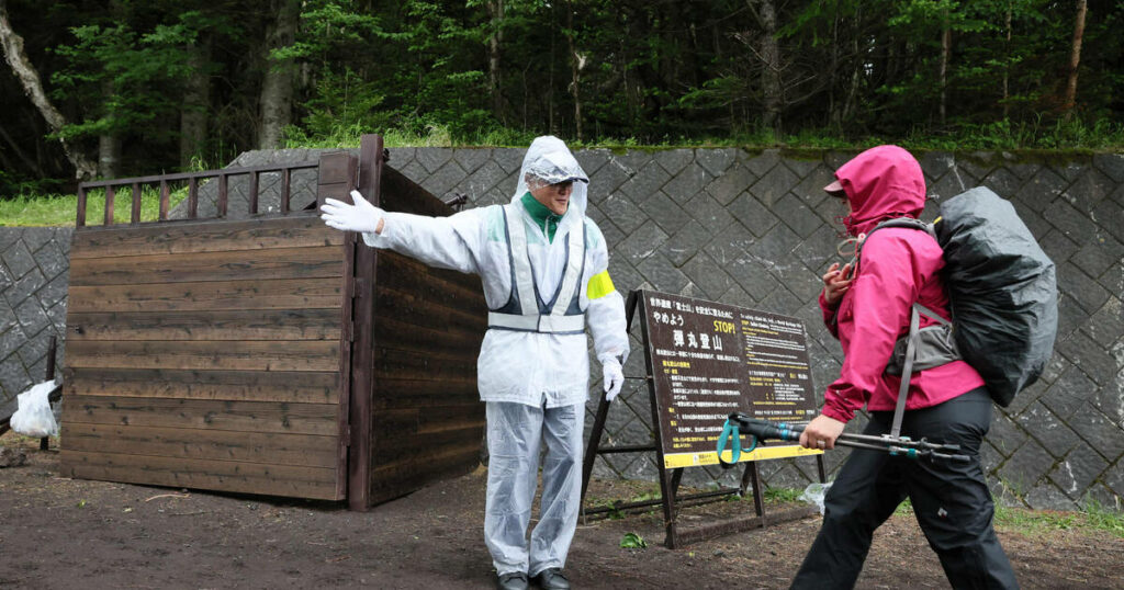 Au Mont Fuji, la fréquentation diminue, freinée par les mesures contre le surtourisme