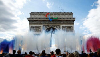 EN DIRECT - JO de Paris 2024 : la parade des champions sur les Champs-Elysées est lancée, un dernier au revoir olympique