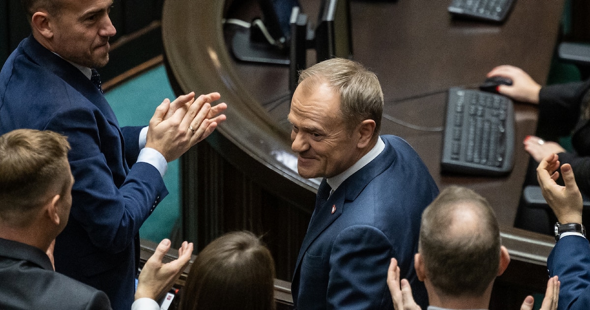 Le chef élu du nouveau gouvernement polonais Donald Tusk (c) applaudi après son discours au Parlement, le 12 décembre 2023 à Varsovie