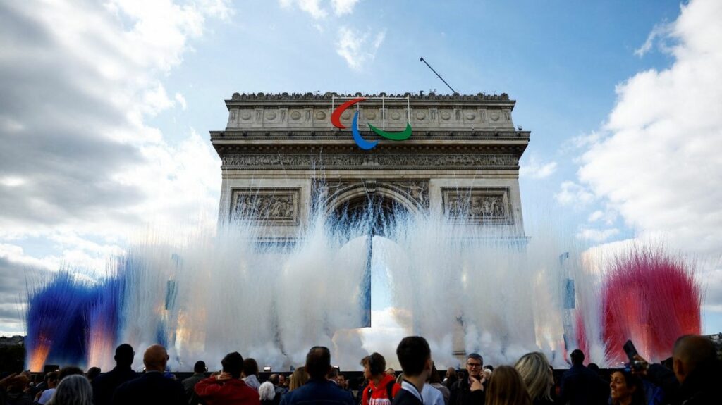 Suivez la parade des athlètes olympiques et paralympiques français sur les Champs-Elysées