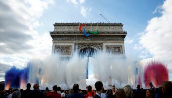 Suivez la parade des athlètes olympiques et paralympiques français sur les Champs-Elysées