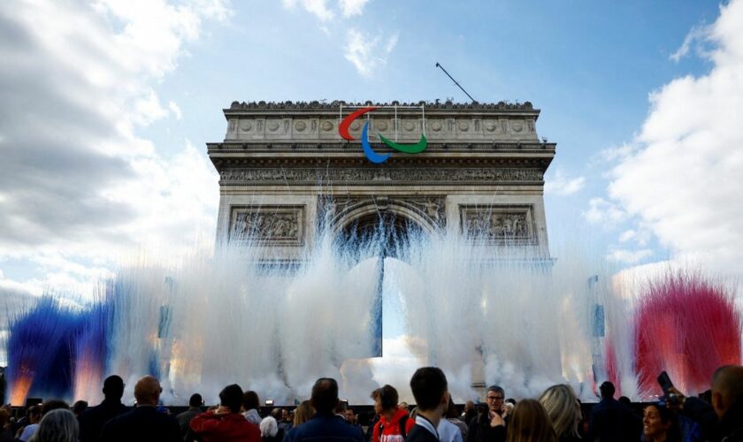 Suivez la parade des athlètes olympiques et paralympiques français sur les Champs-Elysées