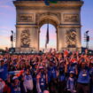 Paris 2024 : les cinq moments forts de la parade des champions sur les Champs-Elysées