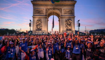 Paris 2024 : les cinq moments forts de la parade des champions sur les Champs-Elysées