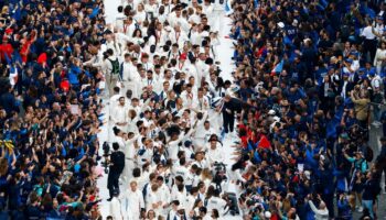 Les 10 séquences à retenir de la parade des athlètes olympiques et paralympiques français sur les Champs-Elysées