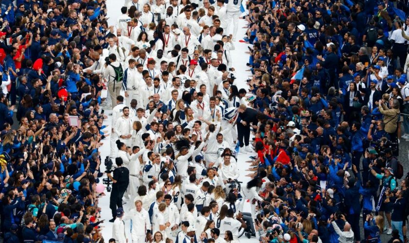 Les 10 séquences à retenir de la parade des athlètes olympiques et paralympiques français sur les Champs-Elysées