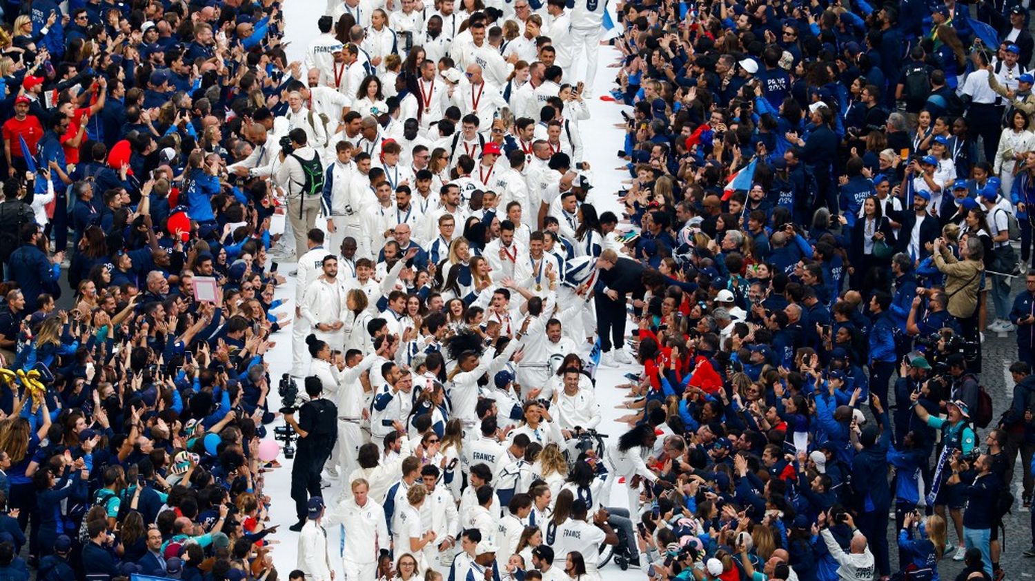 Les 10 séquences à retenir de la parade des athlètes olympiques et paralympiques français sur les Champs-Elysées