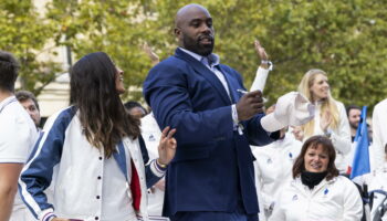 Parade JO 2024 : Teddy Riner était le seul athlète à défiler en costume, et tout le monde a sa théorie sur ce choix