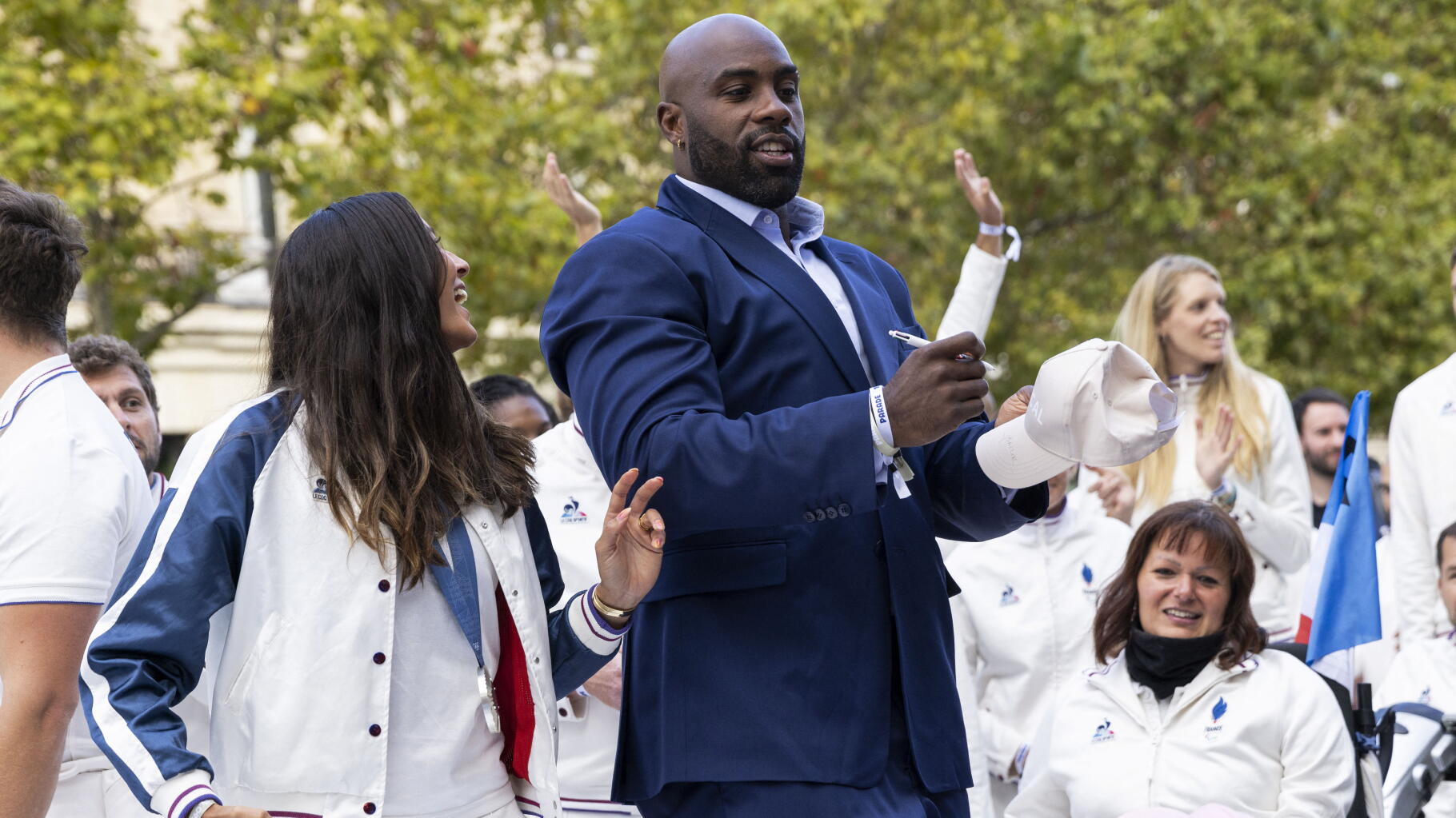 Parade JO 2024 : Teddy Riner était le seul athlète à défiler en costume, et tout le monde a sa théorie sur ce choix