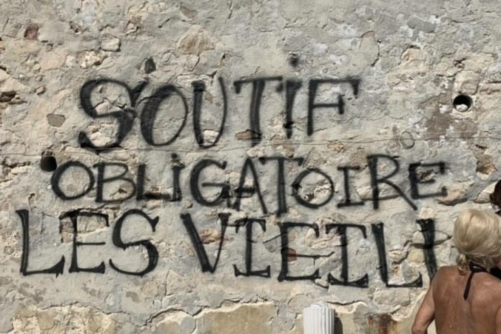 Topless sur la plage, on m’a regardée comme un objet de curiosité (et ça n’augure rien de bon)