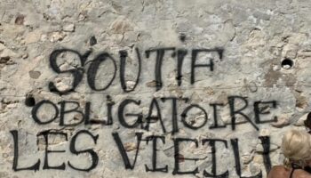 Topless sur la plage, on m’a regardée comme un objet de curiosité (et ça n’augure rien de bon)