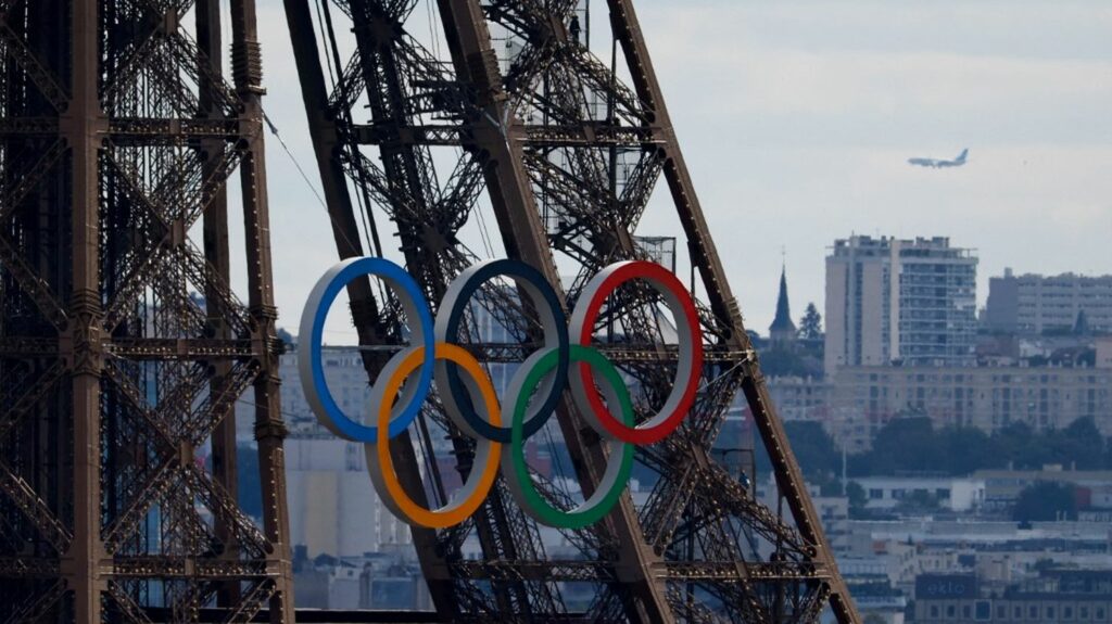 Paris 2024 : des anneaux olympiques posés provisoirement sur le pont d'Iéna