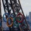 Paris 2024 : des anneaux olympiques posés provisoirement sur le pont d'Iéna