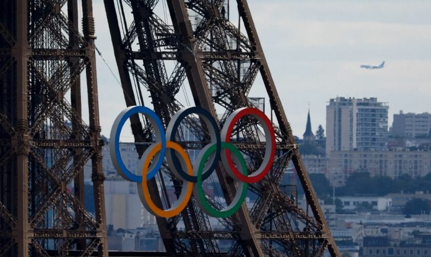 Paris 2024 : des anneaux olympiques posés provisoirement sur le pont d'Iéna