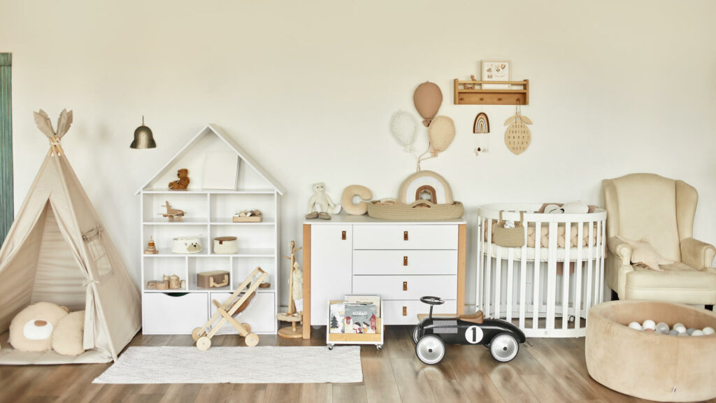 Les chambres pour bébés avec une déco 100 % beige sont partout, reste à savoir si elles sont une bonne idée