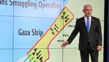 Le Premier ministre israélien Benjamin Netanyahu se tient devant une carte de la bande de Gaza lors d'une conférence de presse à Jérusalem le 4 septembre 2024