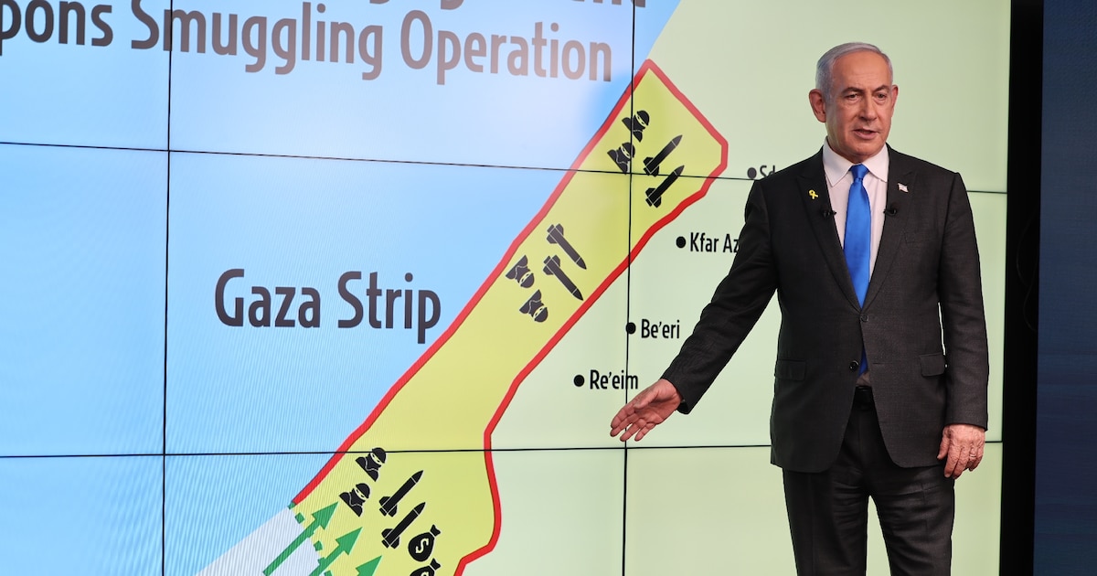 Le Premier ministre israélien Benjamin Netanyahu se tient devant une carte de la bande de Gaza lors d'une conférence de presse à Jérusalem le 4 septembre 2024