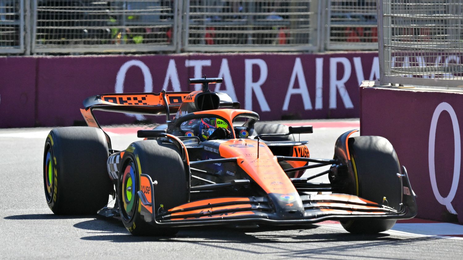 F1 : Oscar Piastri s'impose sur le Grand Prix d'Azerbaïdjan, marqué par un accident entre Carlos Sainz et Sergio Perez sur la fin de course