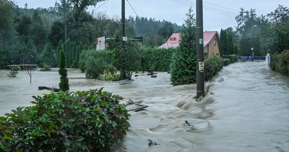 Le ruisseau Porubka est en crue dans la banlieue d'Ostrava, en République Tchèque, le 14 septembre 2024, alors que l'Europe centrale fait face à de fortes précipitations qui devraient provoquer des inondations. La tempête Boris a apporté des vents violents et des pluies exceptionnellement fortes dans certaines parties de l'Autriche, de la République tchèque, de la Hongrie, de la Roumanie et de la Slovaquie.