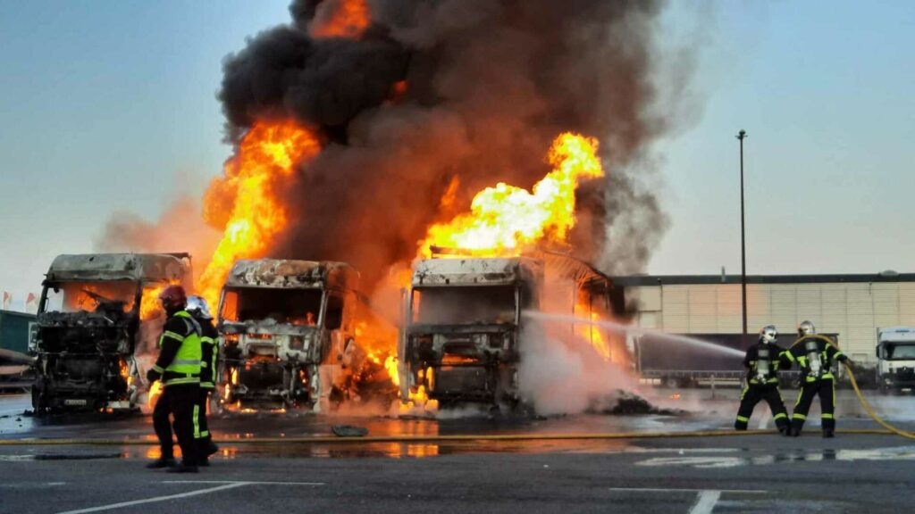 Épaisse fumée noire au-dessus de l'A31: Trois camions s'enflamment à Metz-Woippy