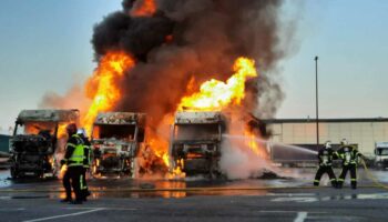 Épaisse fumée noire au-dessus de l'A31: Trois camions s'enflamment à Metz-Woippy