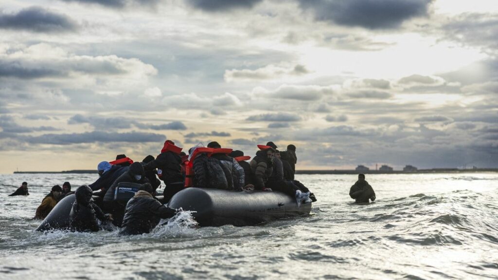 Naufrages dans la Manche : comment expliquer le nombre record de migrants morts en 2024 ?