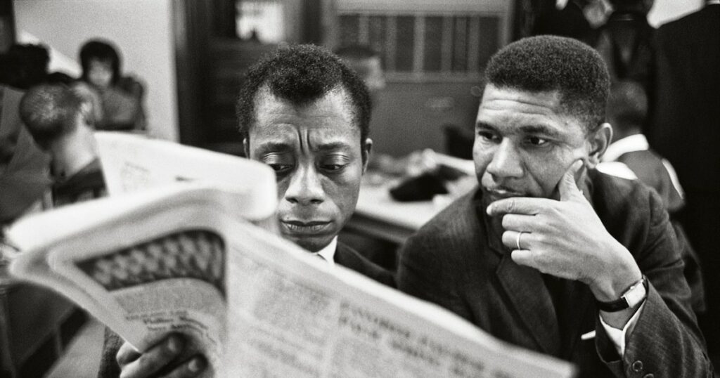 James Baldwin (à g.) rencontre Medgar Evers dans le Mississippi, en 1963. Quelques semaines plus tard, le dirigeant de la NAACP, organisation de défense des droits civiques, est tué d'une balle dans le dos.