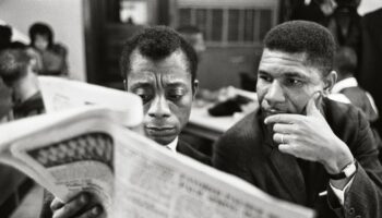 James Baldwin (à g.) rencontre Medgar Evers dans le Mississippi, en 1963. Quelques semaines plus tard, le dirigeant de la NAACP, organisation de défense des droits civiques, est tué d'une balle dans le dos.