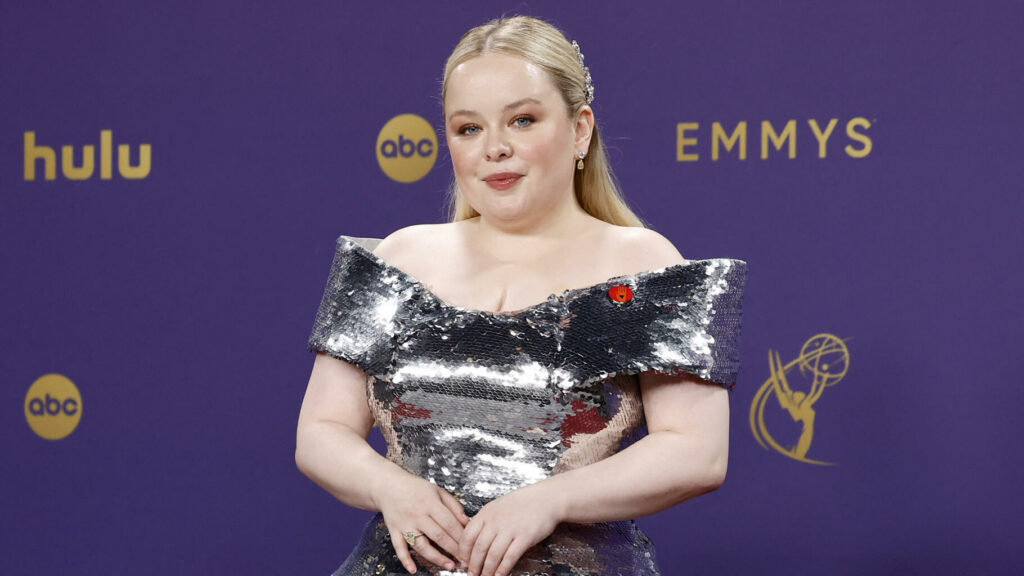 Emmy Awards : Nicola Coughlan, la star de « Bridgerton » a fait sensation avec une robe-armure