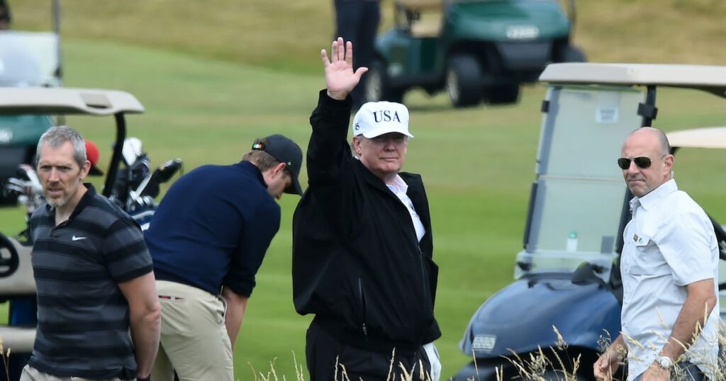 Le président américain Donald Trump (c) sur le parcours de golf de son luxueux complexe hôtelier de Turnberry, le 14 juillet 2018 en Ecosse