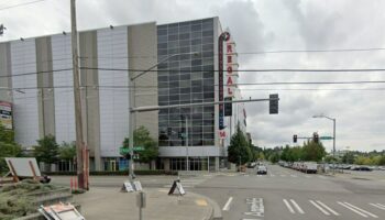 Seattle moviegoers flee after man with gun threatens to 'shoot everyone'