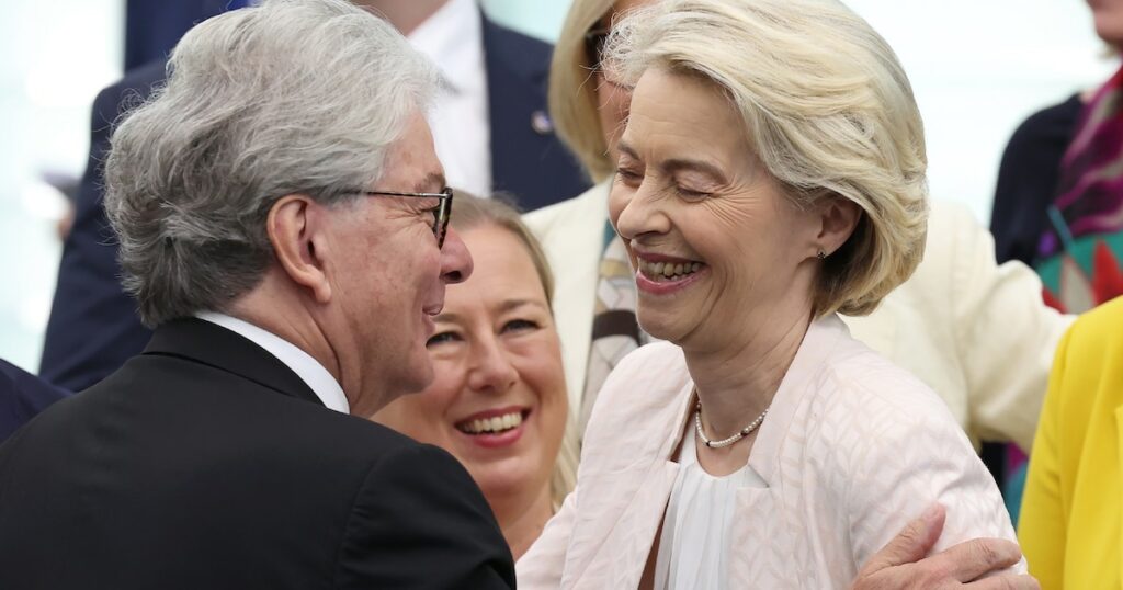 Le commissaire européen au Marché intérieur, Thierry Breton et la présidente de la Commission européenne Ursula von der Leyen, le 18 juillet 2024 au Parlement européen à Strasbourg