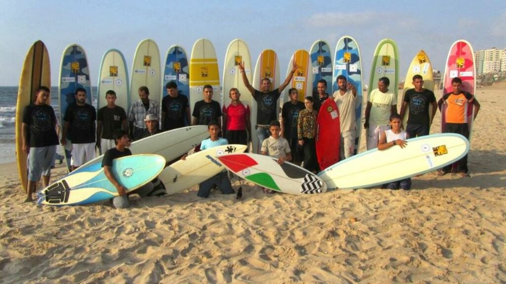 "Si je veux pratiquer le surf, je me mets en danger"...  Rawand Abu Ghanem, la surfeuse de Gaza qui rêve de retrouver sa liberté