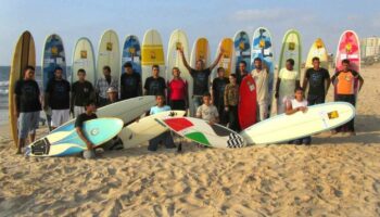 "Si je veux pratiquer le surf, je me mets en danger"...  Rawand Abu Ghanem, la surfeuse de Gaza qui rêve de retrouver sa liberté