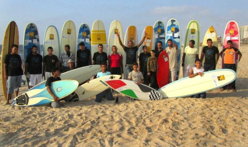 "Si je veux pratiquer le surf, je me mets en danger"...  Rawand Abu Ghanem, la surfeuse de Gaza qui rêve de retrouver sa liberté