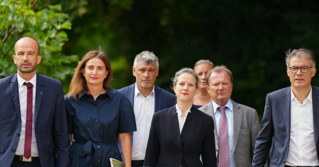 Les chefs de partis et de groupes parlementaires du Nouveau Front populaire avec Lucie Castets, au centre, à leur arrivée à l'Elysée le 23 août 2024, à Paris