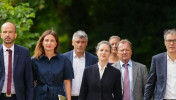 Les chefs de partis et de groupes parlementaires du Nouveau Front populaire avec Lucie Castets, au centre, à leur arrivée à l'Elysée le 23 août 2024, à Paris