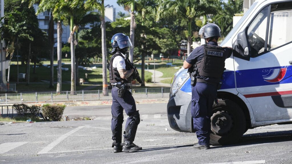 REPORTAGE. "On parle de sortir du trou alors que le trou se creuse encore" : en Nouvelle-Calédonie, des tensions encore vives et des restrictions prolongées