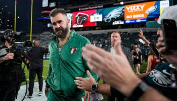 Eagles fan comes up lame after Jason Kelce chest bump