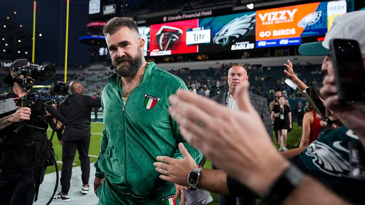 Eagles fan comes up lame after Jason Kelce chest bump