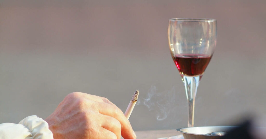 Fin de la cigarette sur les terrasses des bars ou devant les bureaux : ce que l’on sait du projet de la Commission européenne