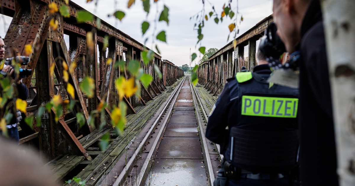 Des agents de la police fédérale surveillent un itinéraire fréquemment emprunté par les migrants pour franchir la frontière près de Forst, dans l'est de l'Allemagne, le 11 octobre 2023 lors d'une patrouille près de la frontière avec la Pologne